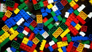 LEGO vuole usare la plastica derivata dalla canapa per produrre i suoi famosi mattoncini entro il 2030