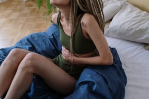 La Cannabis light è davvero efficace contro i dolori mestruali?